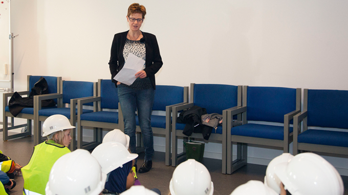 Regionsrådsformand Ulla Astman blev udfordret af børnene med mange spørgsmål.